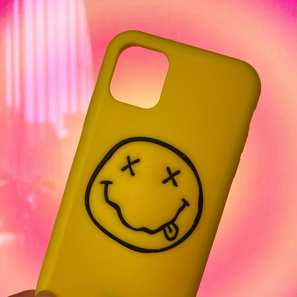 Smile this phone case is yellow and cute so smile
